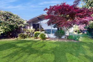 Exterior - Luxe Home with patio & Cascade Mountain & lake views (Lake Forest Park)