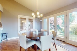 Dining - Luxe Home with patio & Cascade Mountain & lake views (Lake Forest Park)