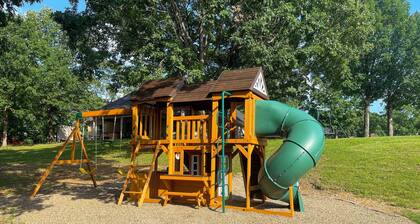 < 5 Mi to Lake Desoto: Grand Hot Springs Home