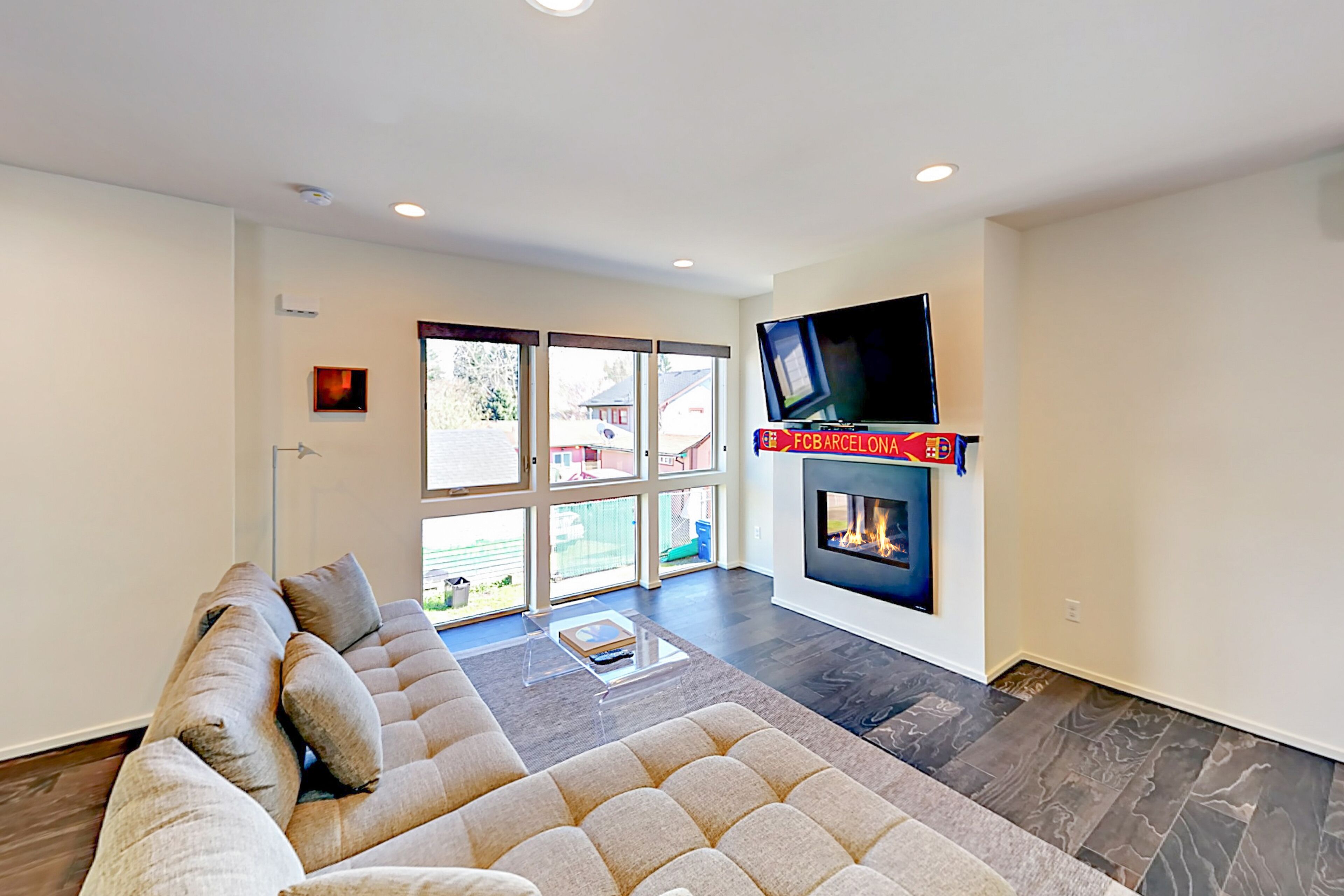 New Georgetown Getaway w/ Rooftop Patio, Skyline & Mt. Rainier Views