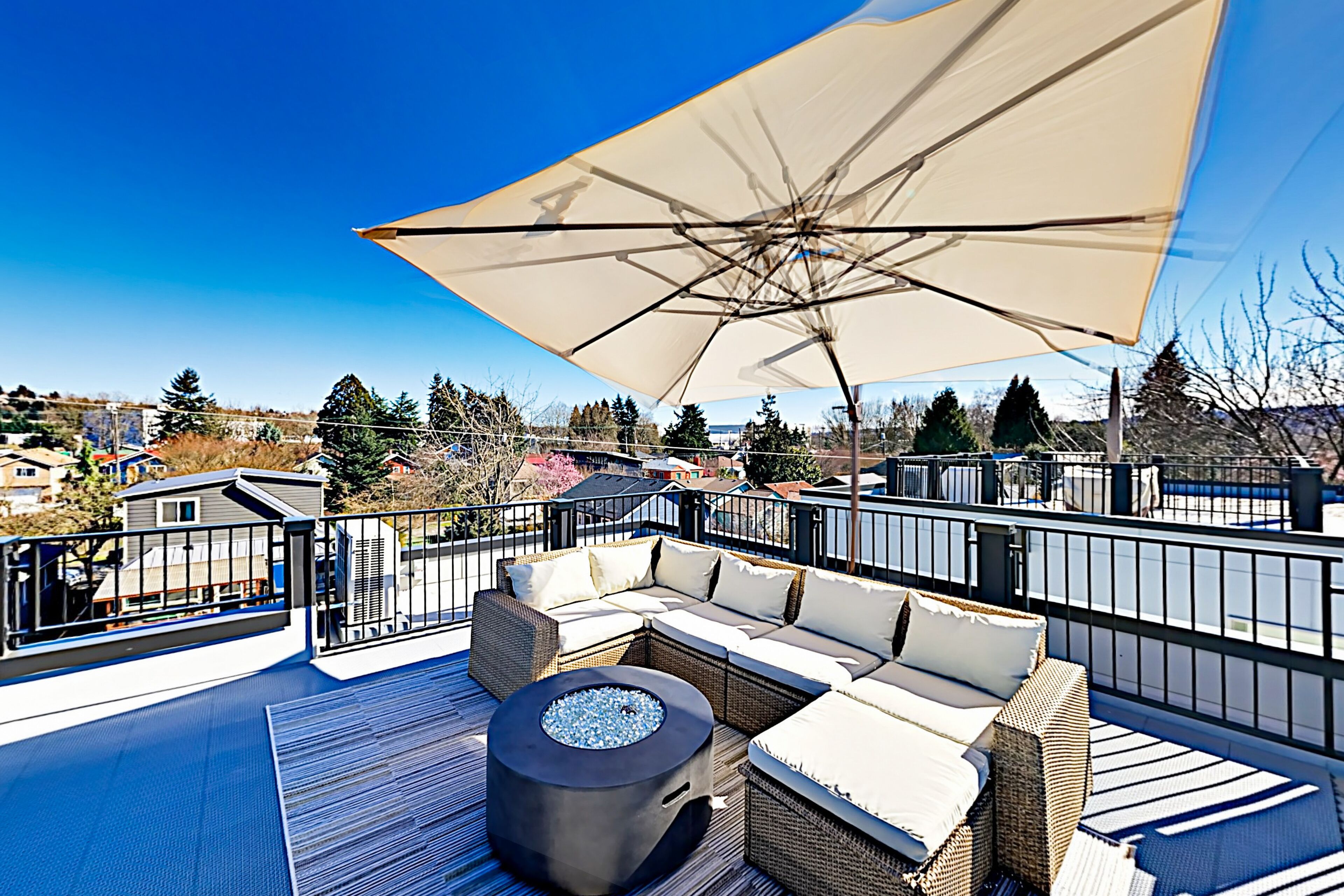 New Georgetown Getaway w/ Rooftop Patio, Skyline & Mt. Rainier Views