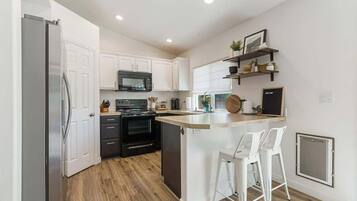 Refrigerador, microondas, horno y parrilla de estufa