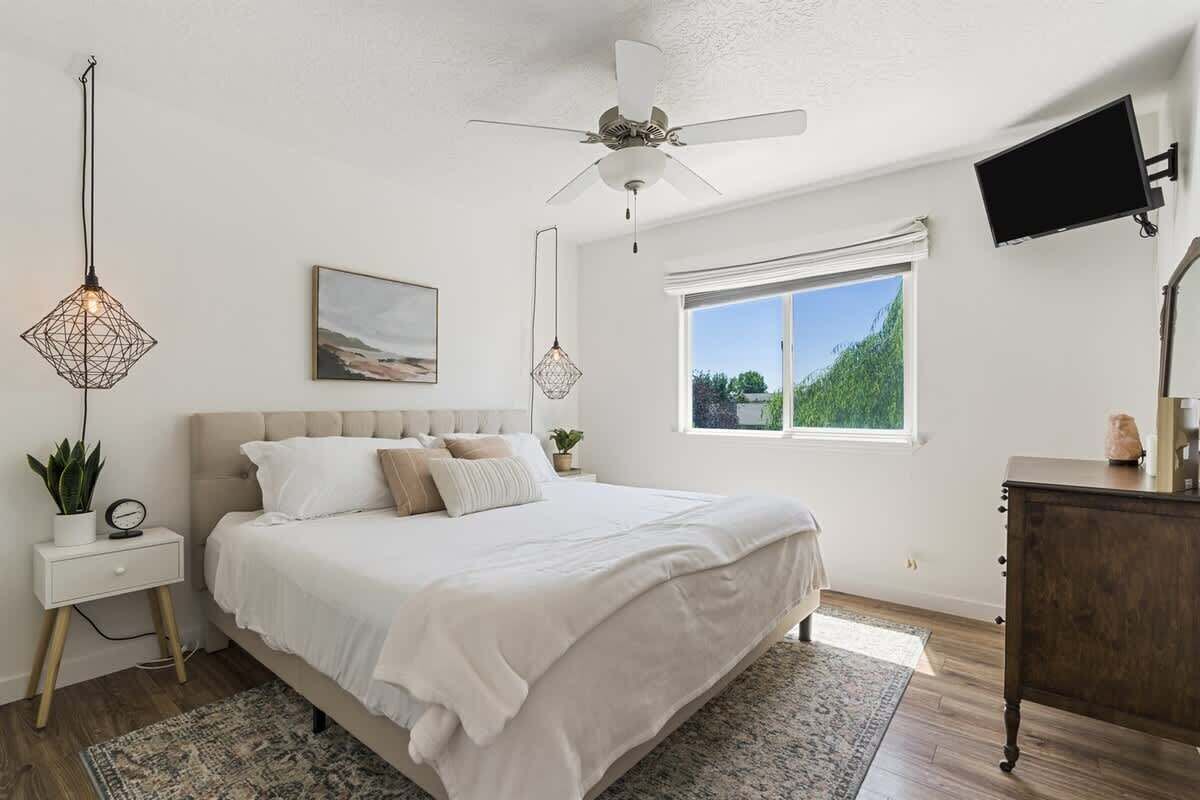 3 bedrooms, desk, iron/ironing board, WiFi (free)