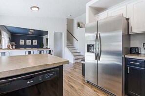 Frigorífic, microones, forn i placa de cuina 