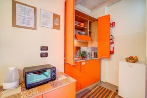Kühlschrank, Herdplatte, Wasserkocher mit Kaffee-/Teezubehör