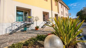 A building with a yellow facade, a staircase, and a sign indicating 'Hotel Albergato.' - Orange Apartment Desenzano with Wi-fi & Balcony, Desenzano Del Garda, Italy (Desenzano Del Garda)