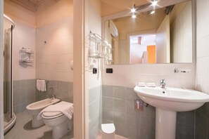 Dusche, Haartrockner, Bidet, Handtücher