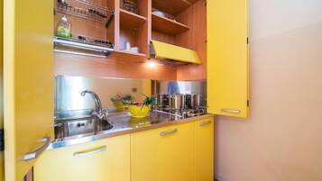 KĂŒhlschrank, Herdplatte, Wasserkocher mit Kaffee-/Teezubehör