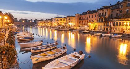 Yellow Apartment Desenzano With Smart TV, Desenzano Del Garda, Italy