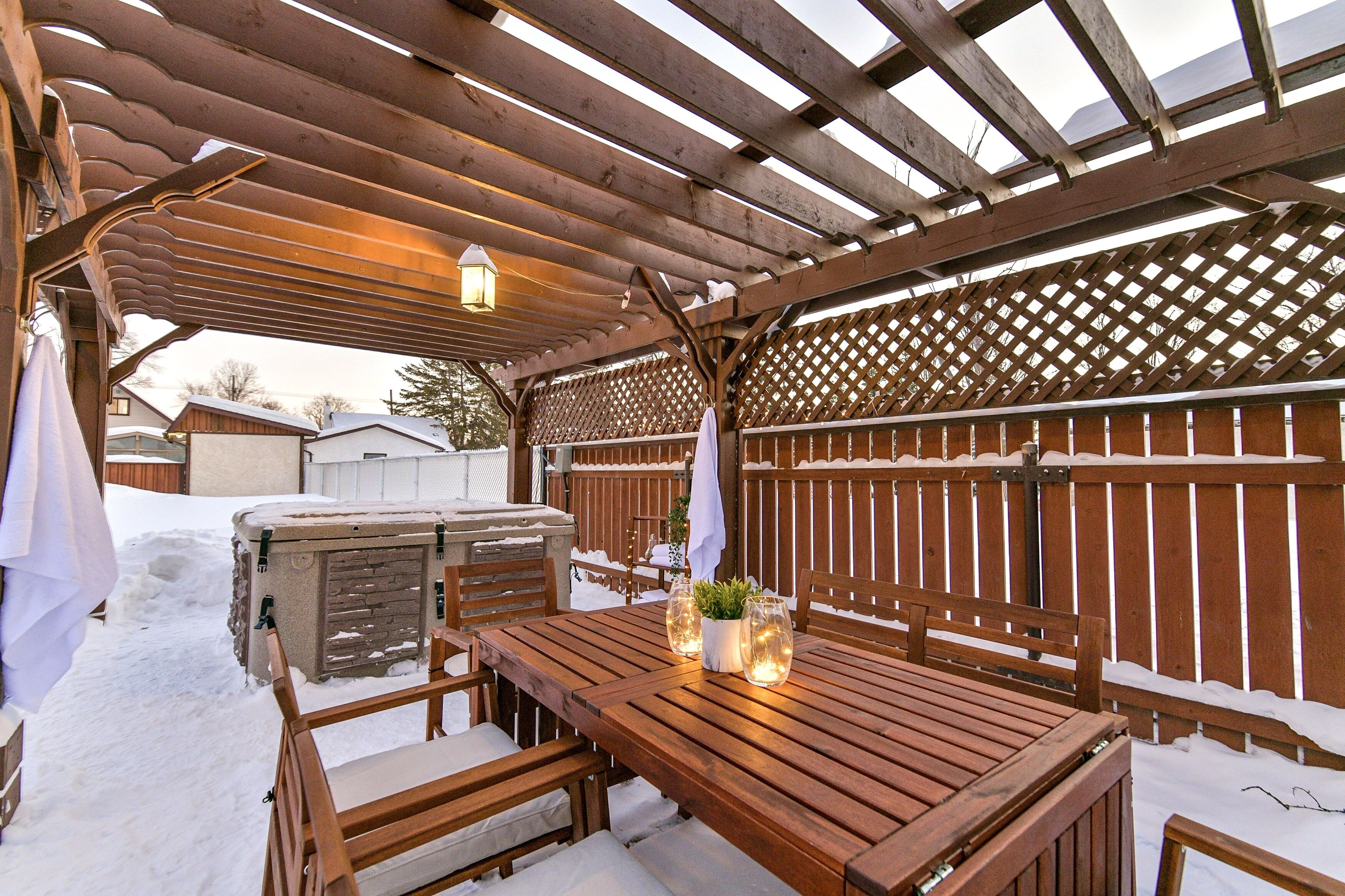 Le Chalet: Stylish 4bdrm Getaway w/ Hot Tub, Pool