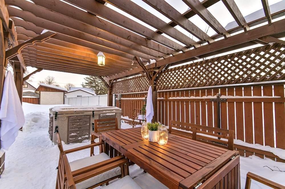 Le Chalet: Stylish 4bdrm Getaway w/ Hot Tub, Pool