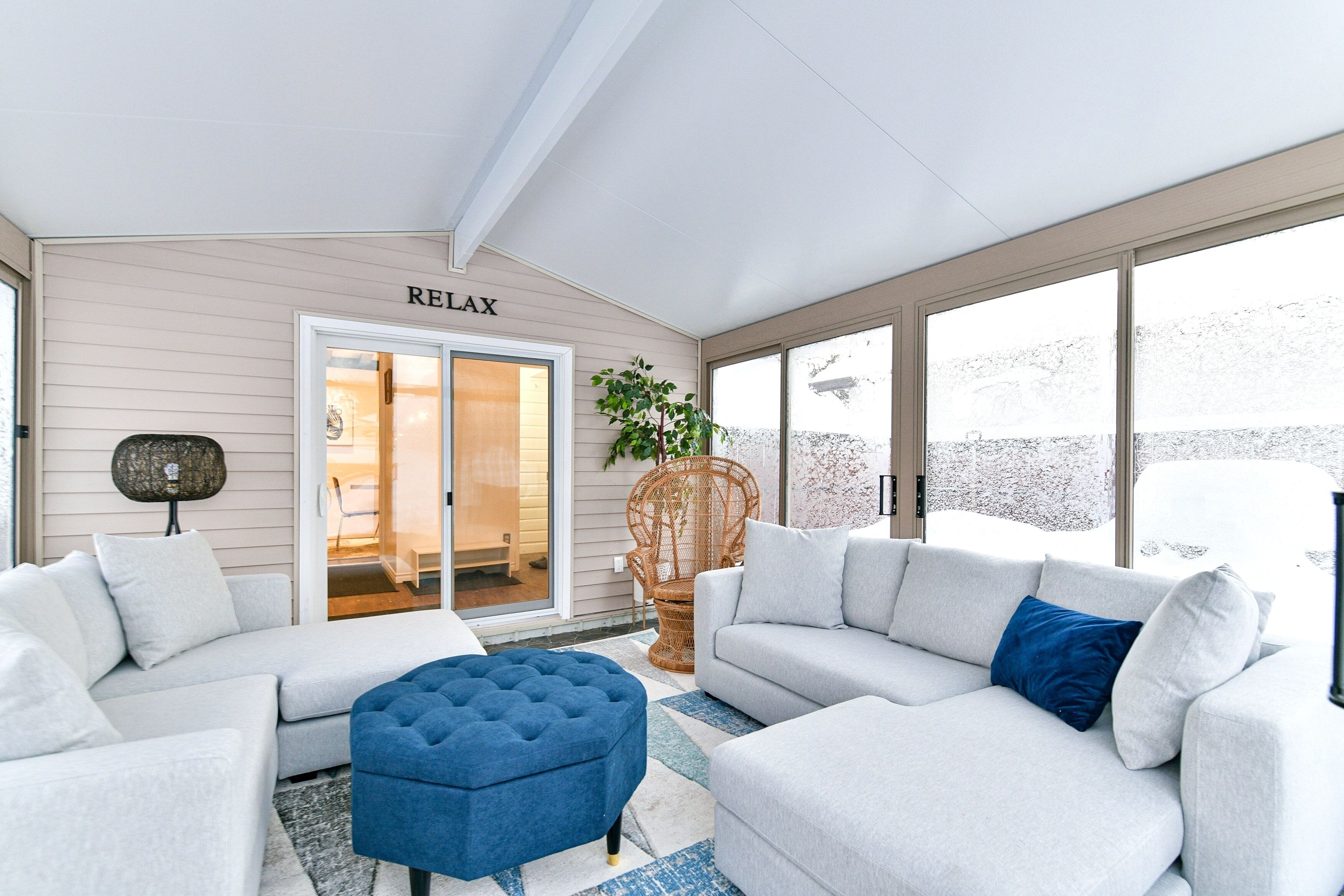 Le Chalet: Stylish 4bdrm Getaway w/ Hot Tub, Pool