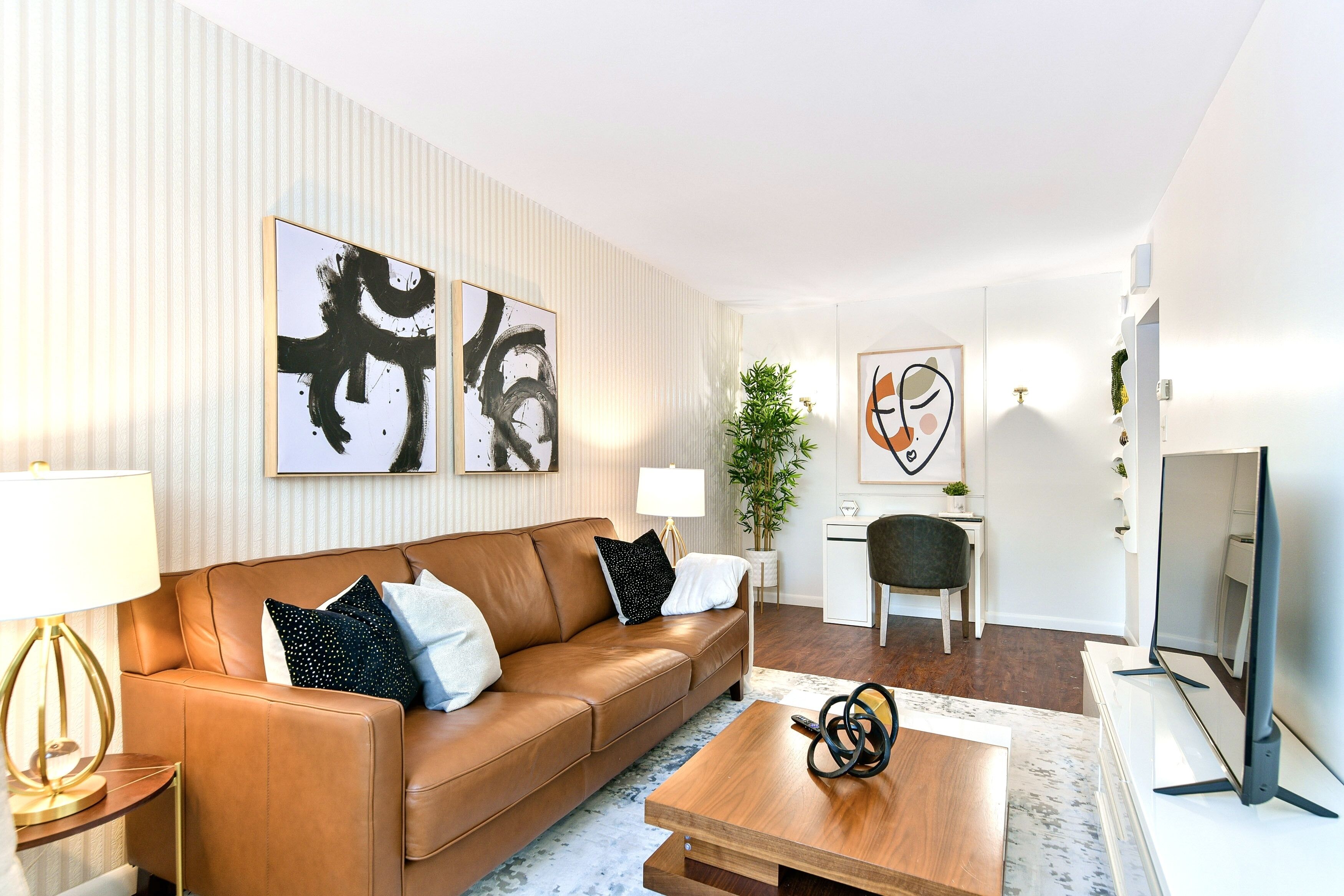 Le Chalet: Stylish 4bdrm Getaway w/ Hot Tub, Pool