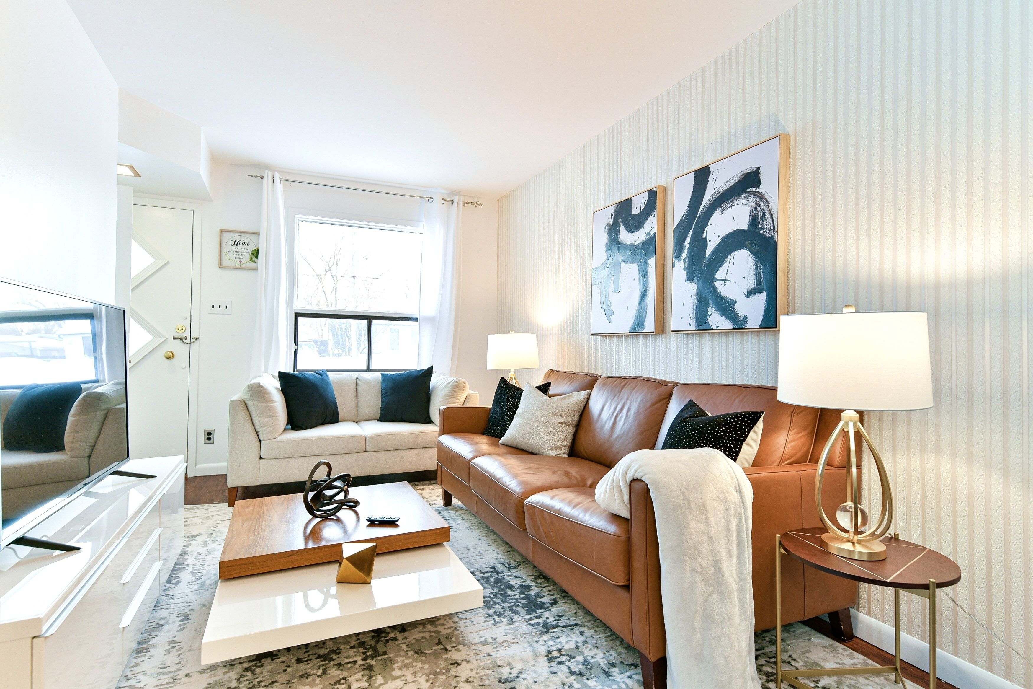 Le Chalet: Stylish 4bdrm Getaway w/ Hot Tub, Pool