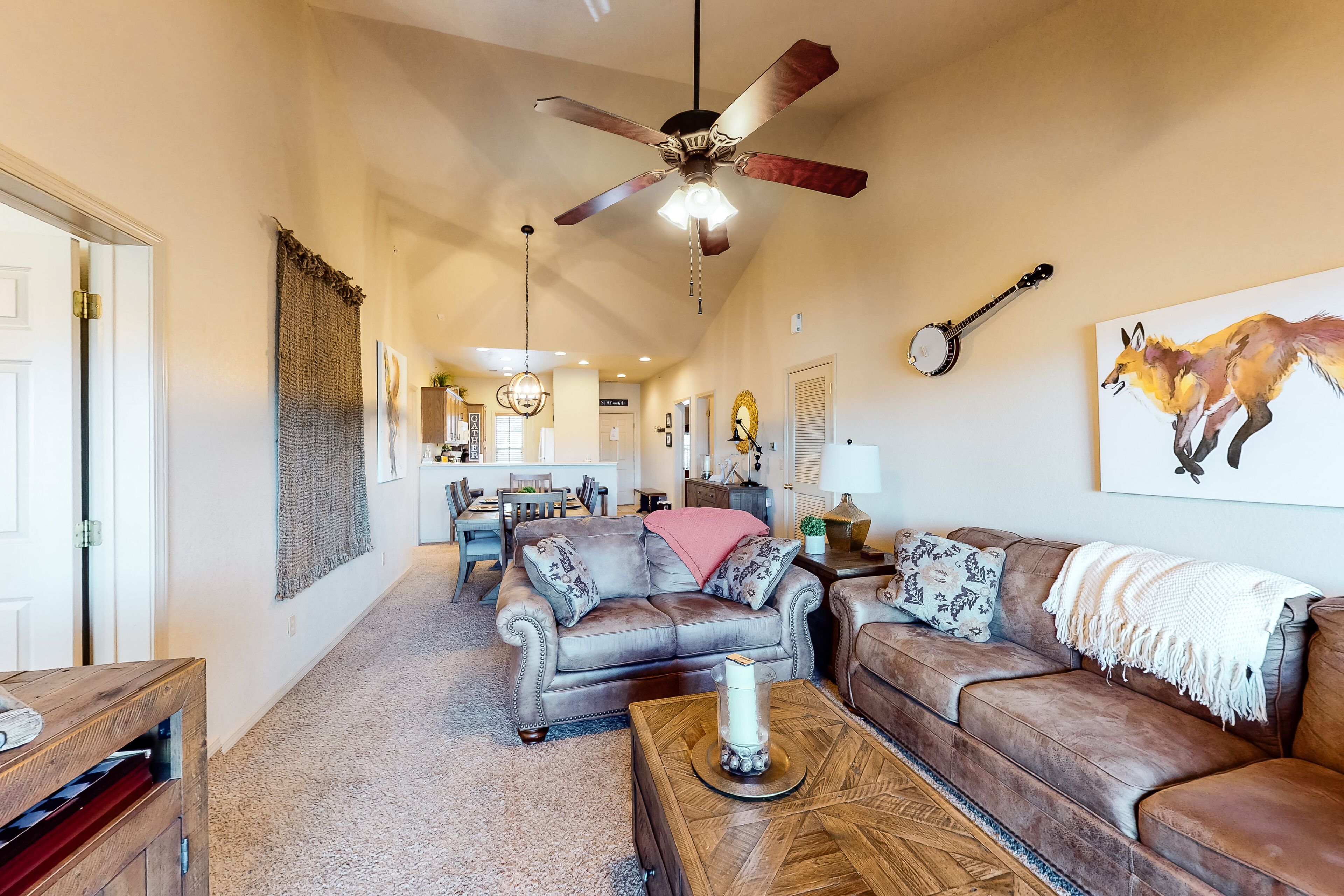 Golf course adjacent getaway with WiFi, balcony, pool, central air conditioning