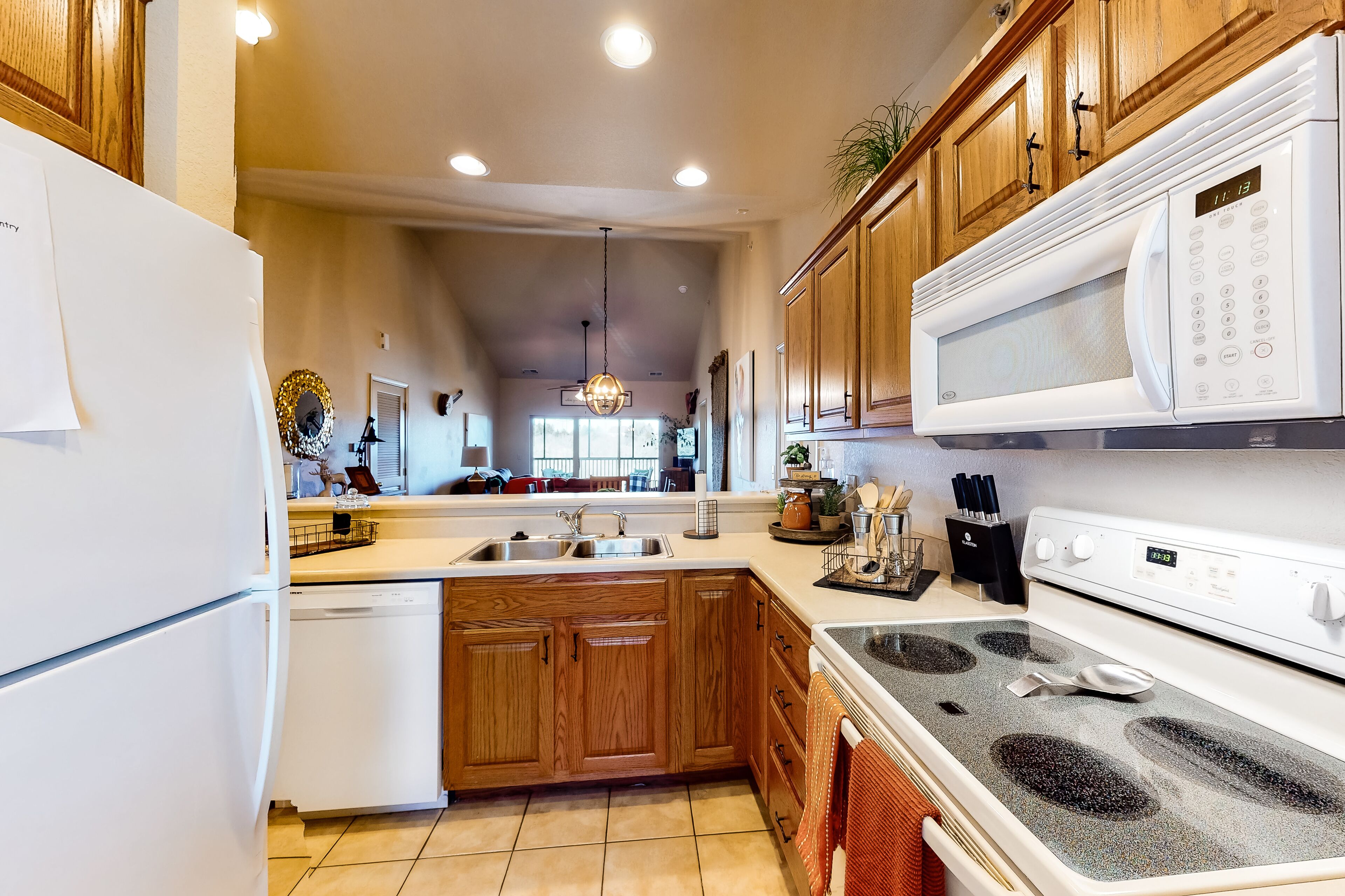 Golf course adjacent getaway with WiFi, balcony, pool, central air conditioning