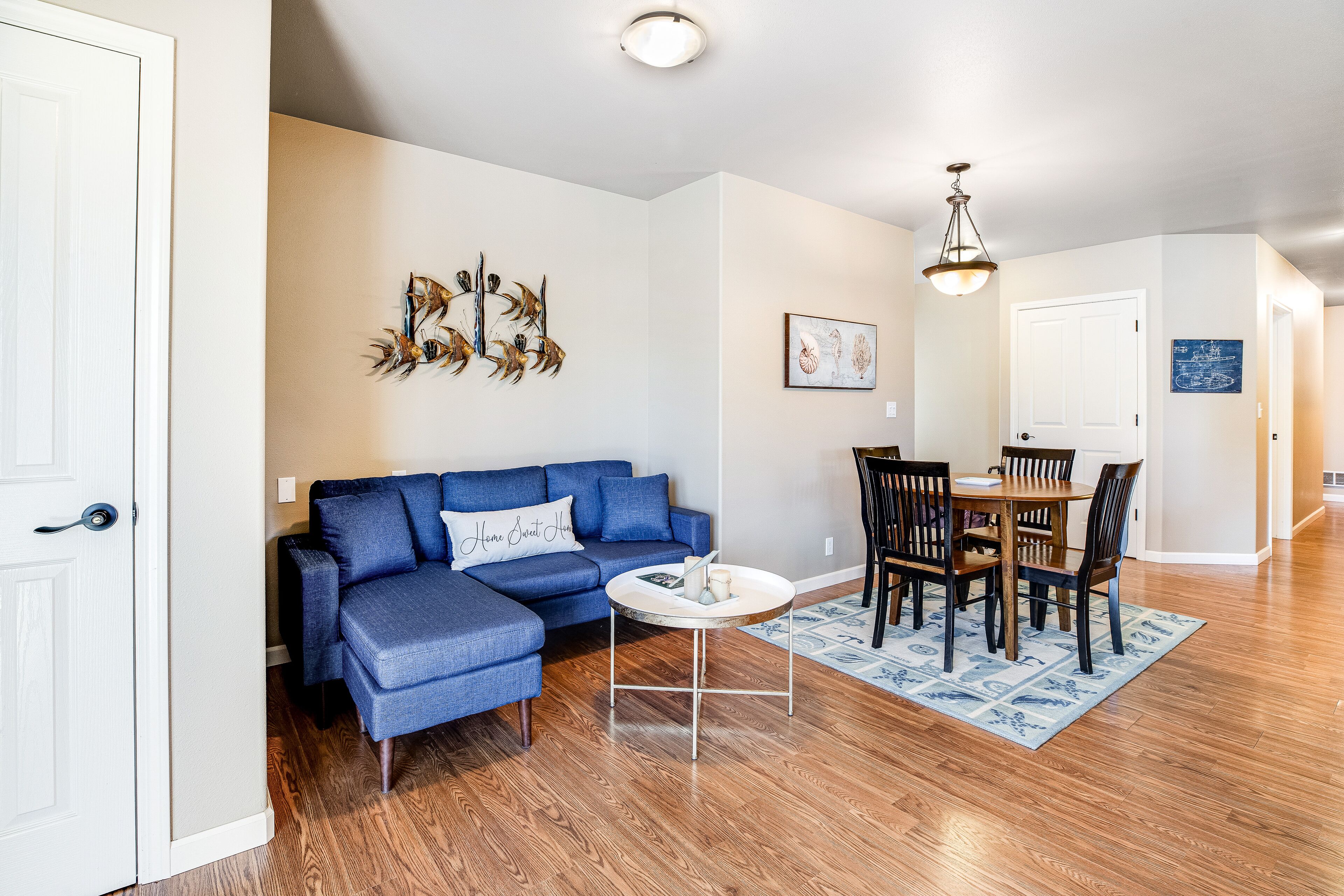 Ground floor condo with fast WiFi, patio, full kitchen, & private washer/dyer