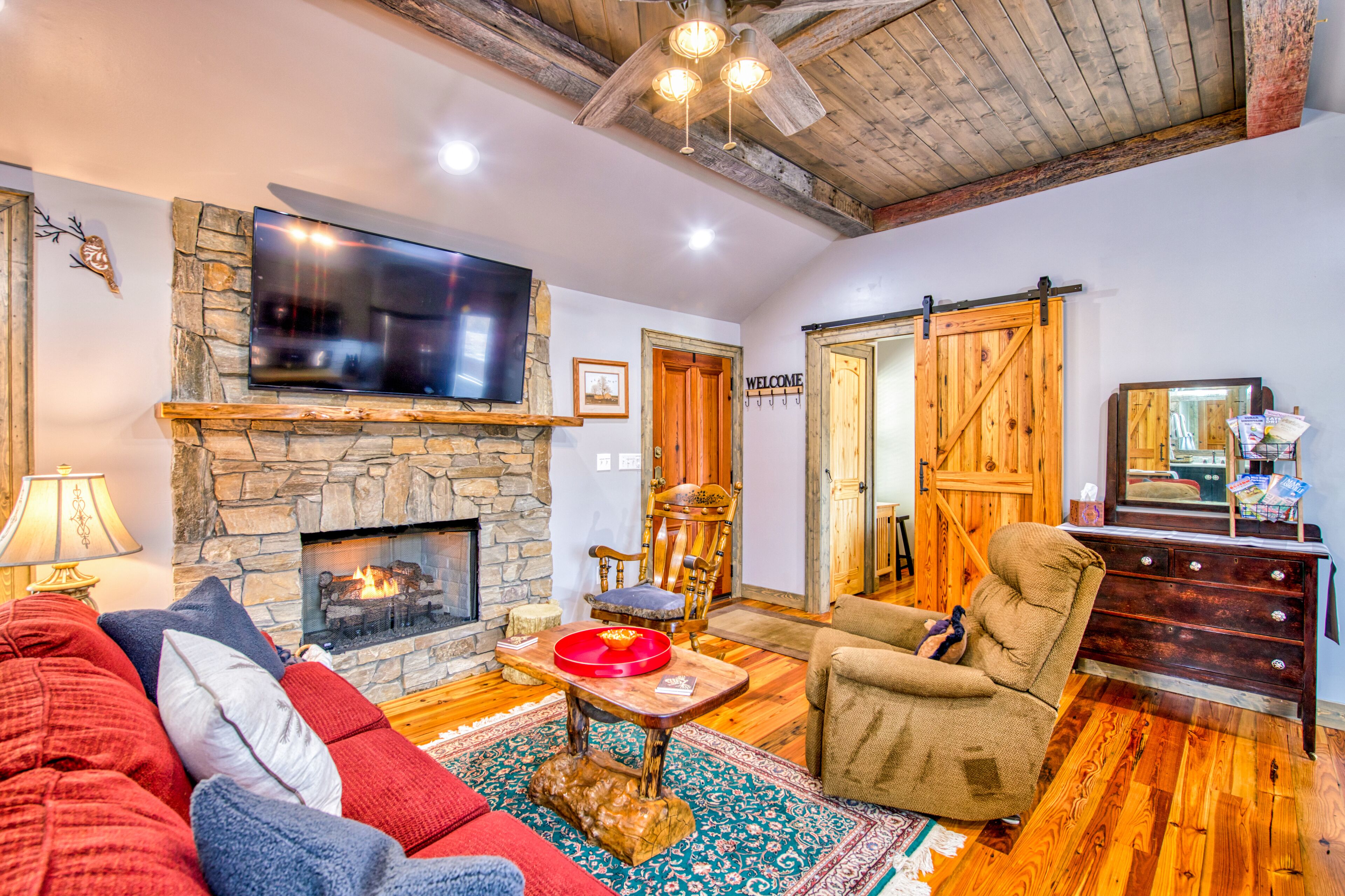 Stylish dog-friendly cottage with modern feel, fast WiFi, ideal location & more