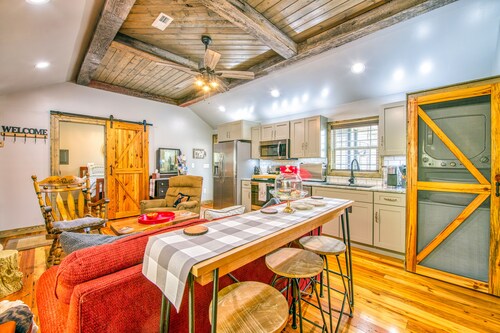 Stylish dog-friendly cottage with modern feel, fast WiFi, ideal location & more