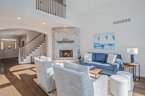 TV, caminetto, lettore DVD, tavolo da ping pong