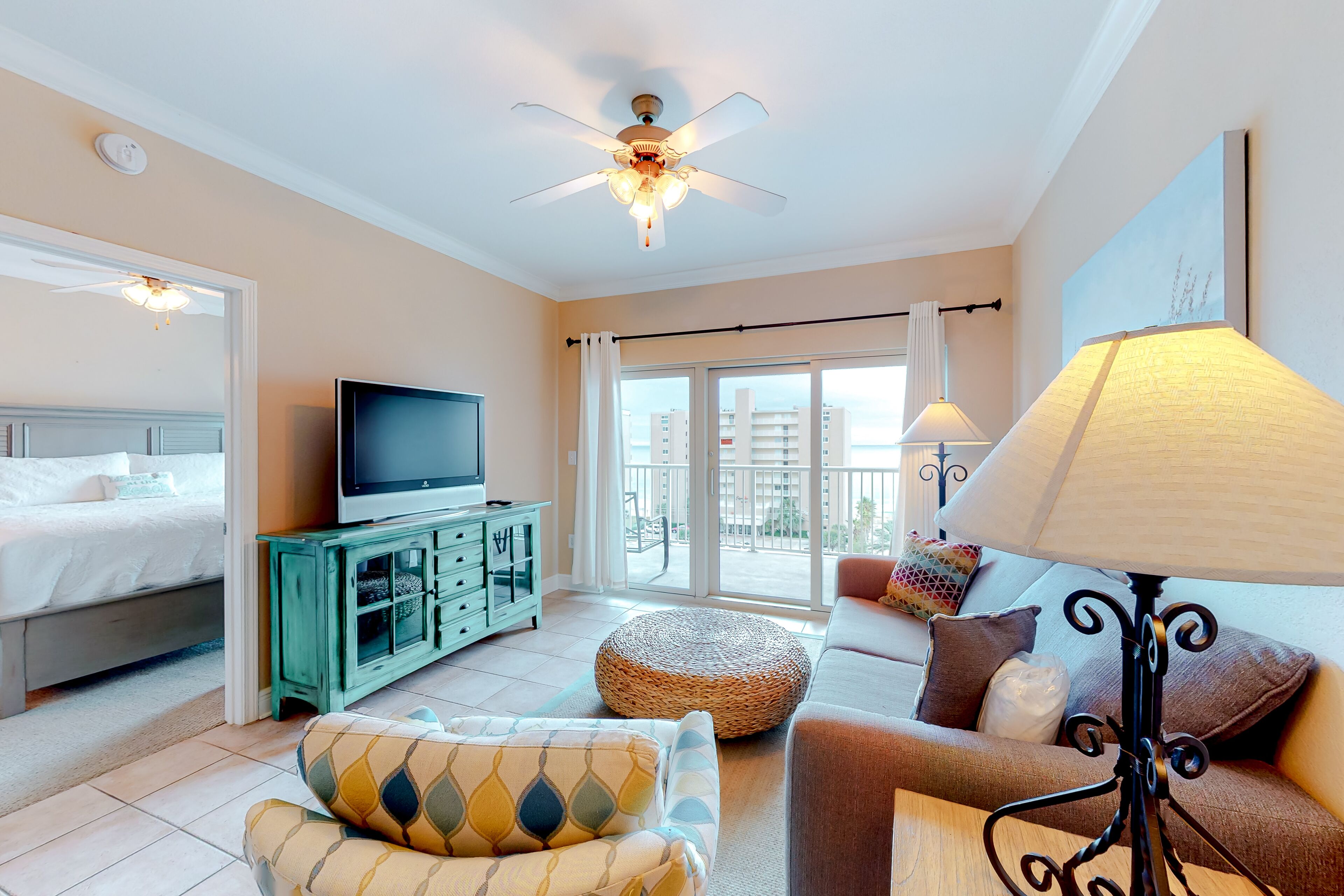 Wonderful coastal condo with pools, hot tubs, sauna & balcony