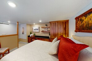 Iron/ironing board, Internet, bed sheets