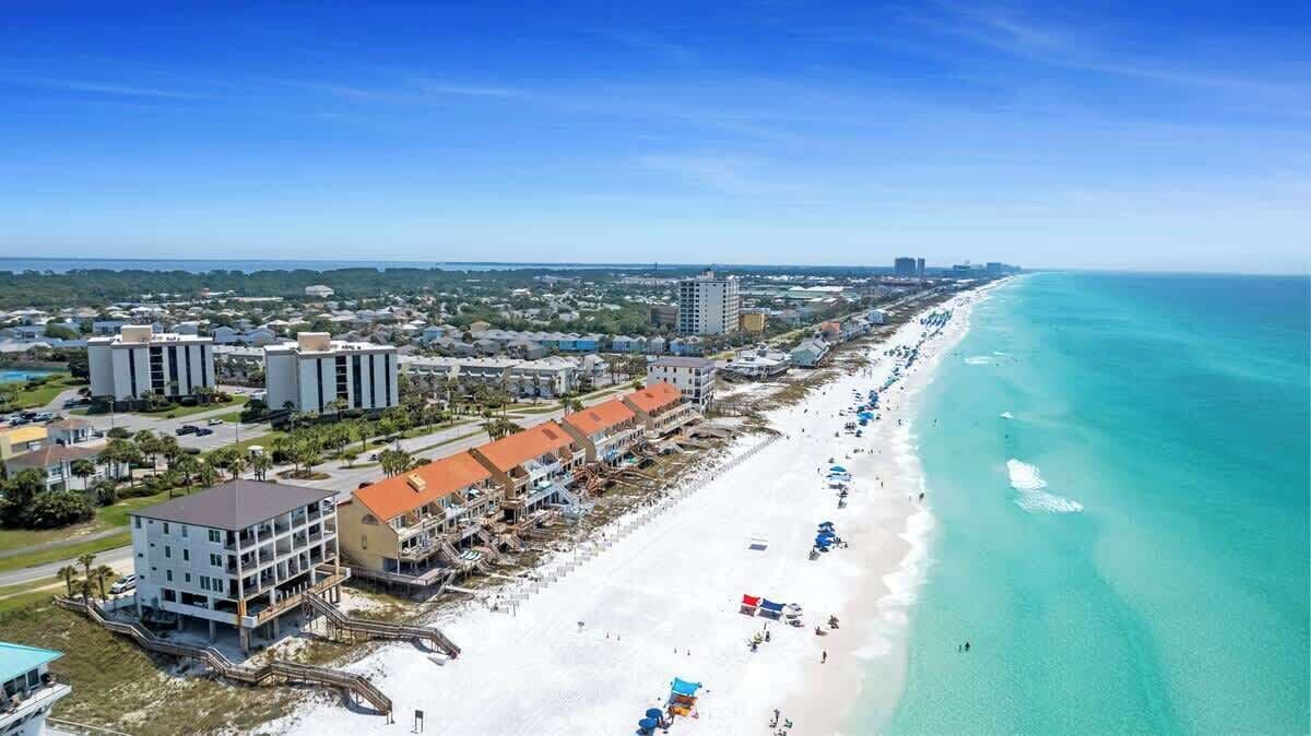 Una spiaggia nelle vicinanze
