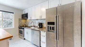 Een koelkast, een magnetron, een oven, een kookplaat