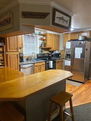 Parrilla de estufa, lavavajillas y cafetera y tetera 