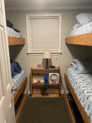 4 bedrooms, iron/ironing board, WiFi