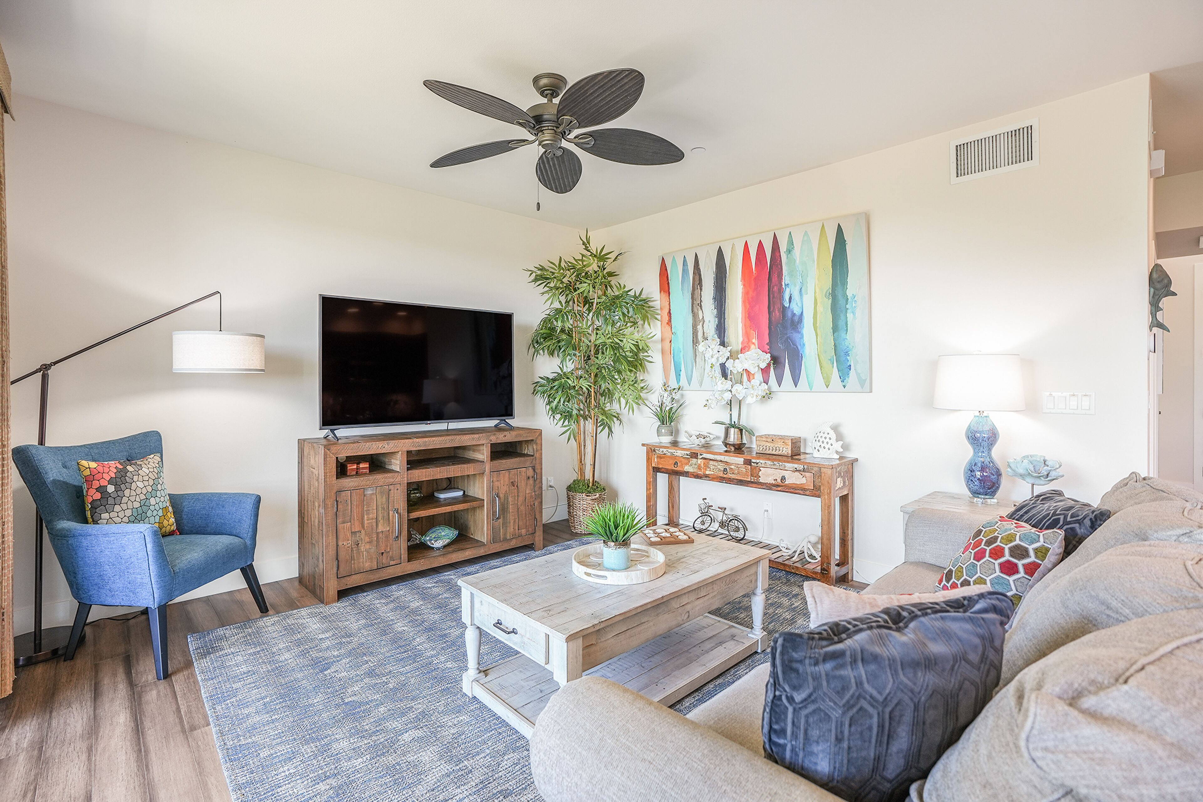 Ocean view condo with free WiFi, central ac, lanai, & onsite pool/spa/gym