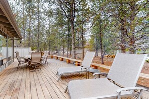 Outdoor dining - Spacious & open getaway with private hot tub, bikes, wood stove & SHARC (Sunriver)