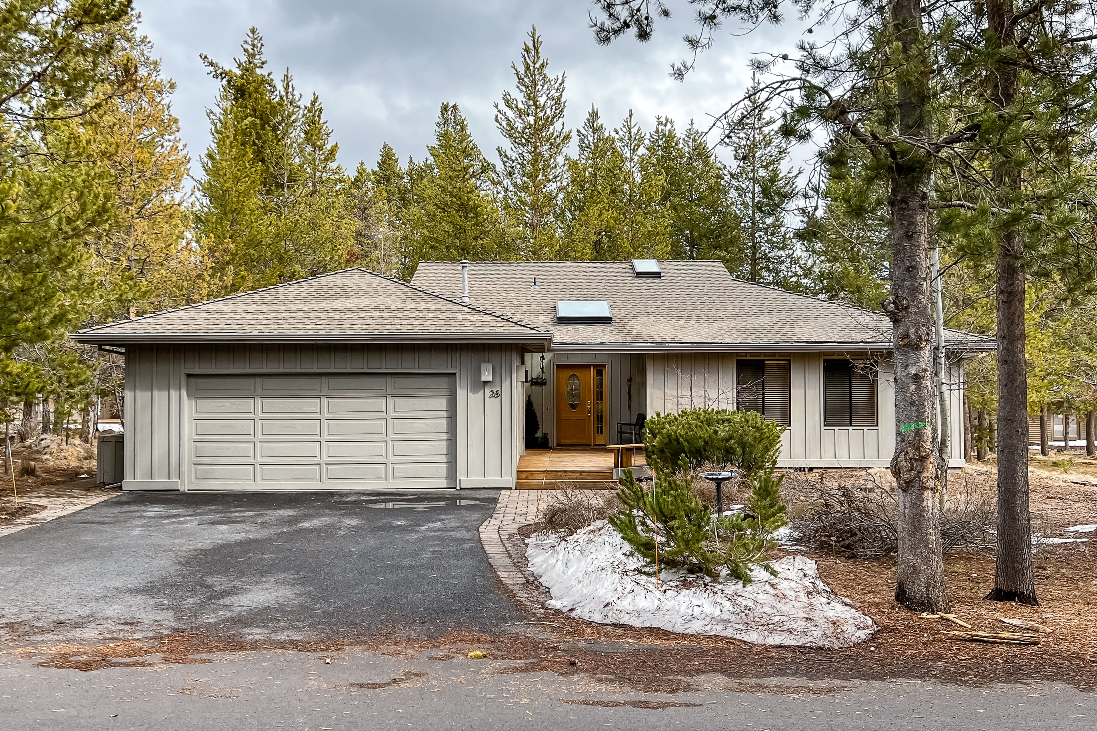 Spacious & open getaway with private hot tub, bikes, wood stove & SHARC