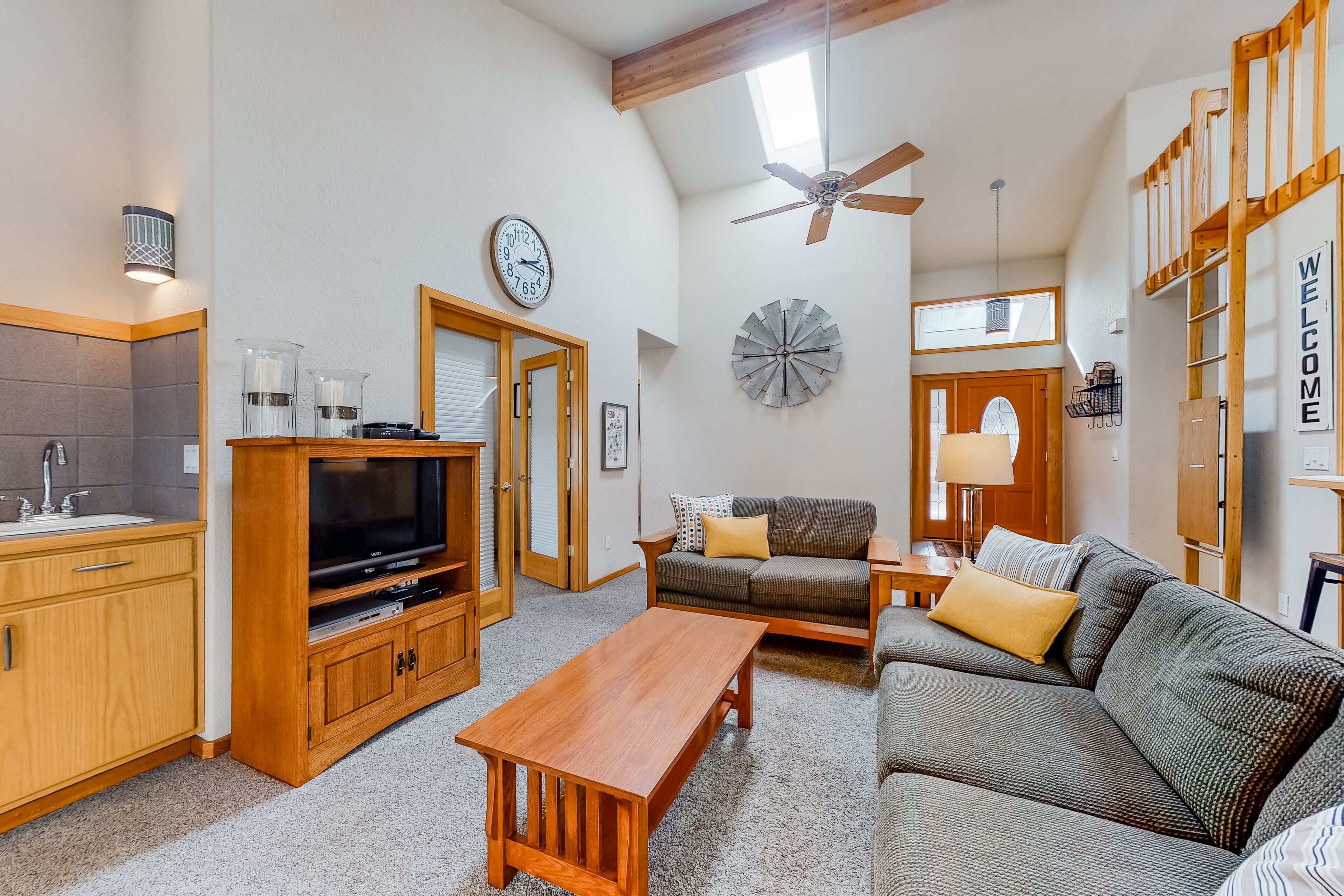 Spacious & open getaway with private hot tub, bikes, wood stove & SHARC