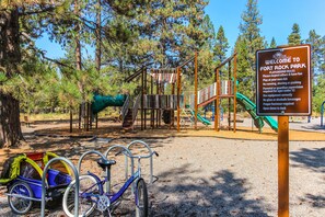 Children's area - Spacious & open getaway with private hot tub, bikes, wood stove & SHARC (Sunriver)
