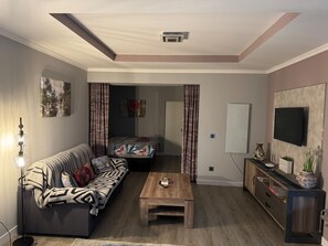1 bedroom, iron/ironing board, WiFi, bed sheets - Funchal Apt- Sleeps 2 - Pool & Garden - Madeira (Funchal)