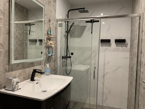 Badewanne, kostenlose Toilettenartikel, Haartrockner, Handtücher