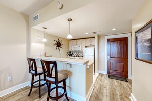 Fridge, microwave, oven, stovetop - Bright condo with lagoon pool, hot tub, golf, private W/D & central AC (Miramar Beach)