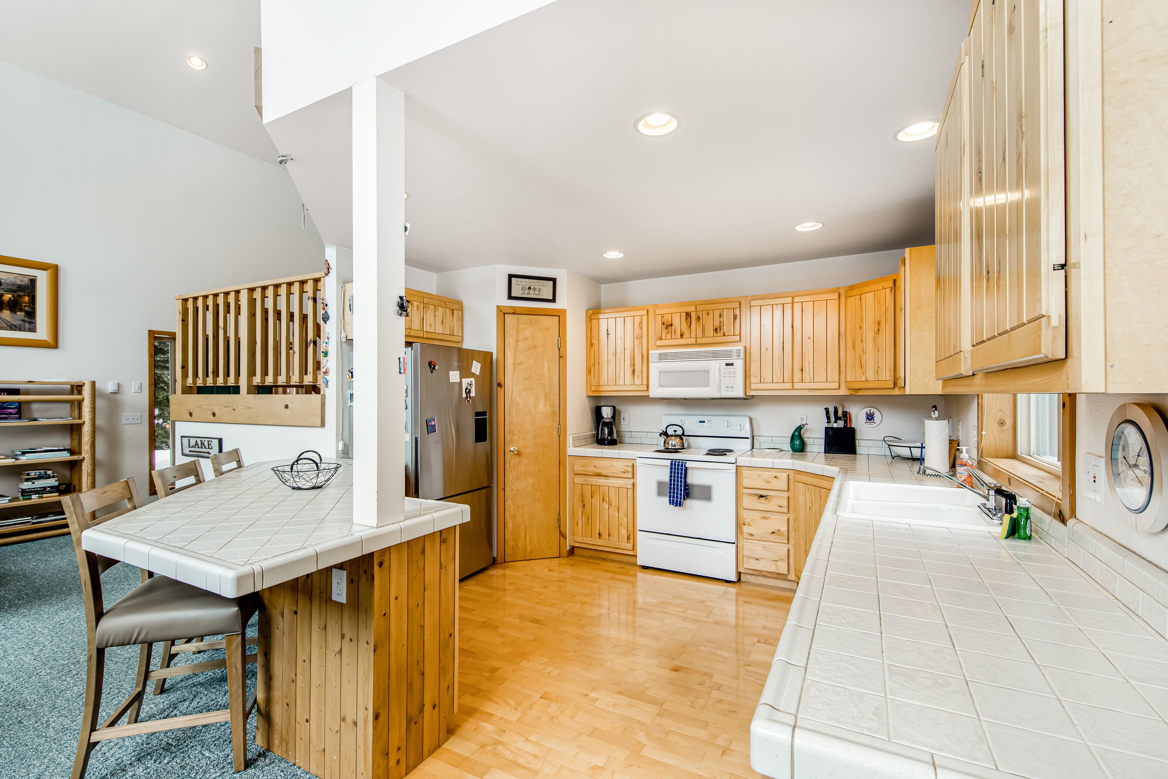 Cottage with gas grill, WiFi, fireplace, access to hot tub, pool, tennis court