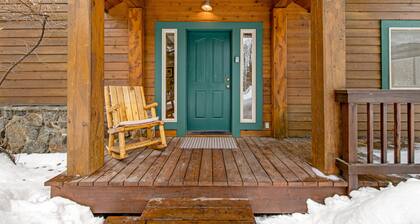 Cottage with gas grill, WiFi, fireplace, access to hot tub, pool, tennis court