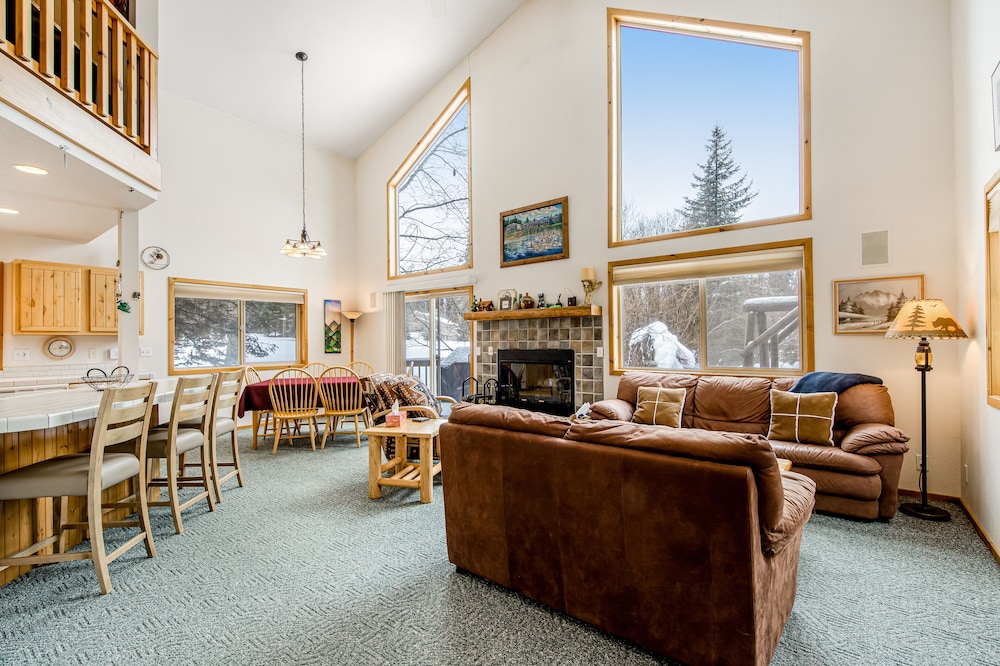 Cottage with gas grill, WiFi, fireplace, access to hot tub, pool, tennis court