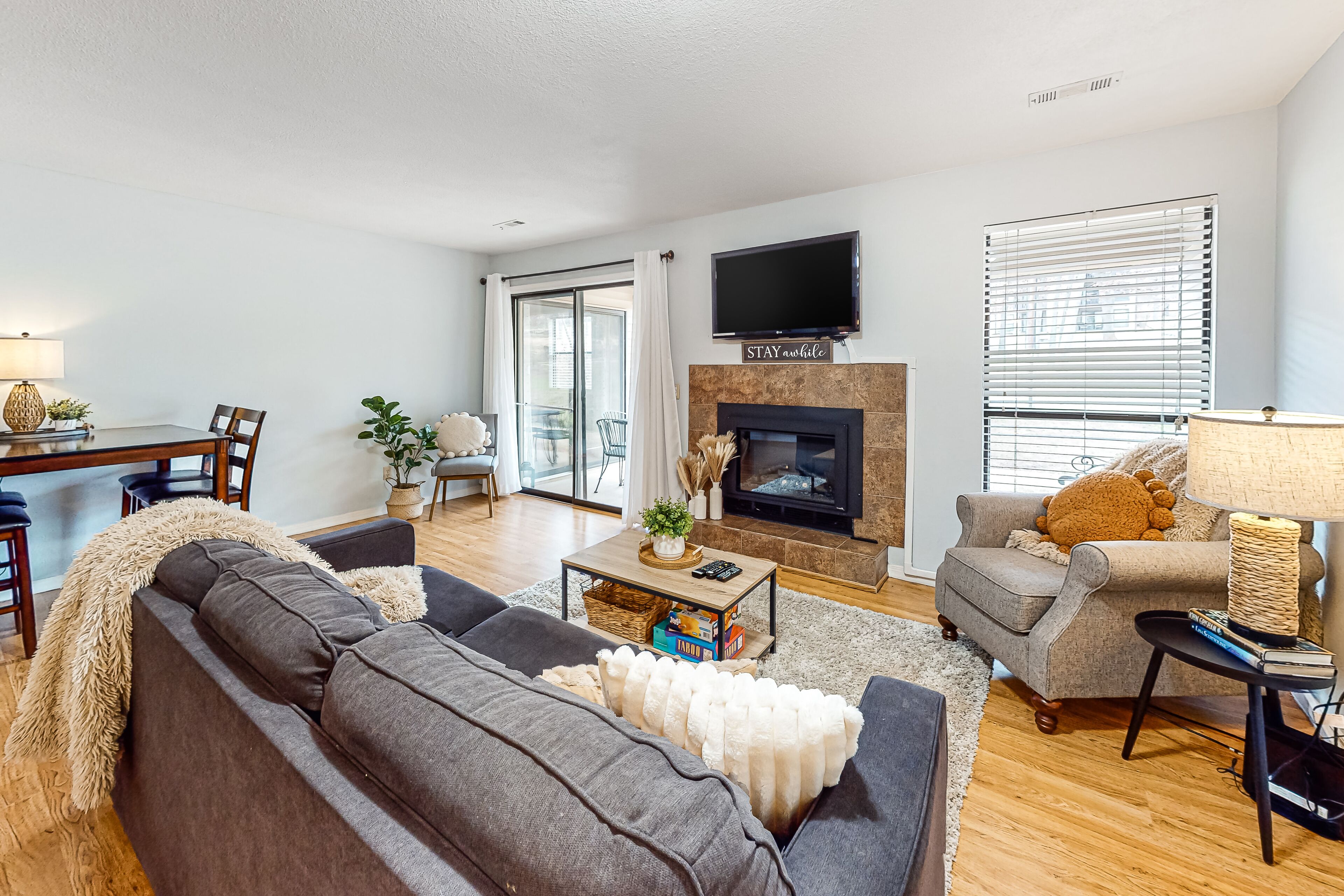 Resort condo - fireplace, fast WiFi, full Kitchen & W/D - pools, hot tubs & gym