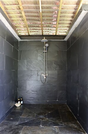 Een douche, handdoeken, zeep, shampoo