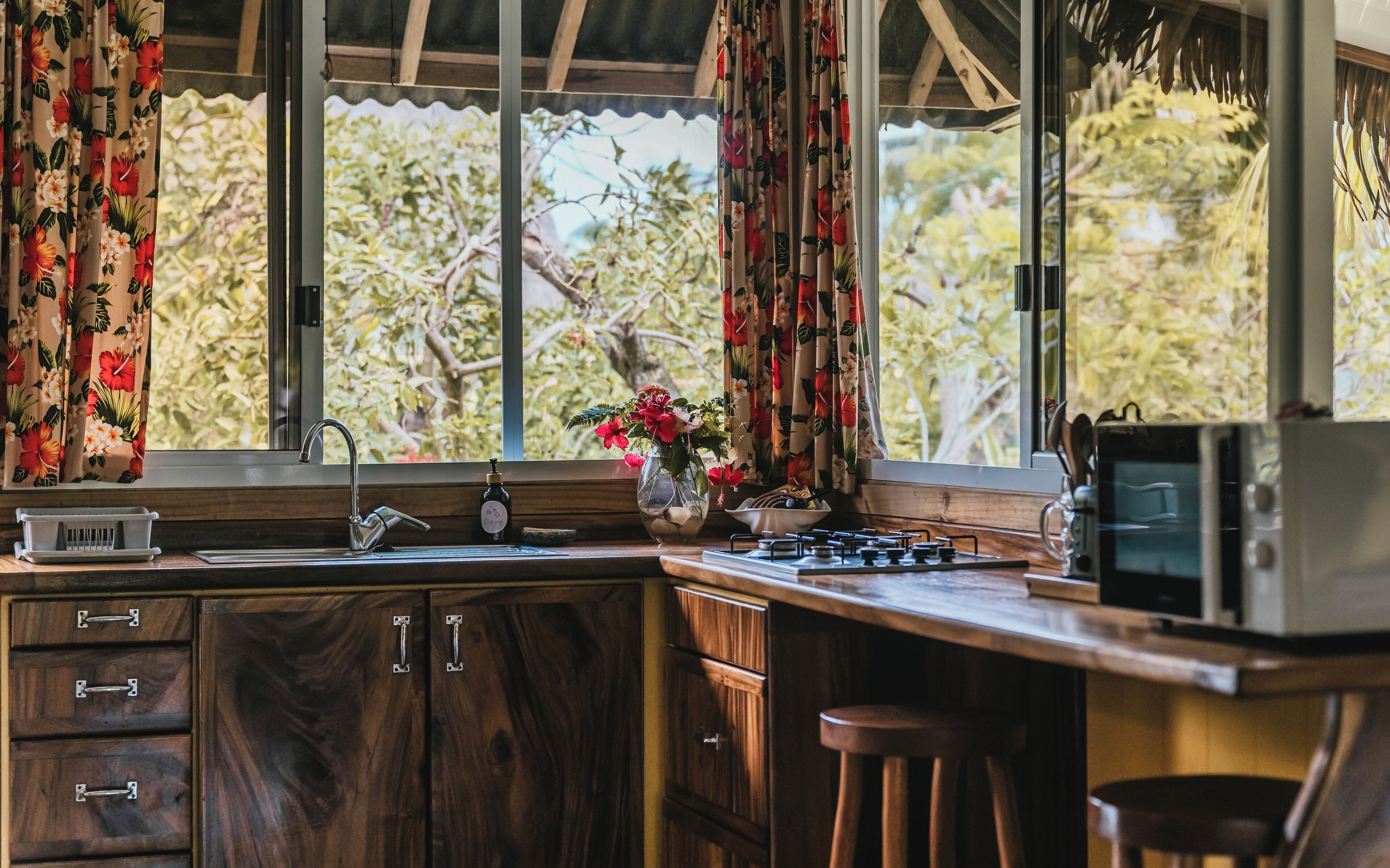 Kühlschrank, Mikrowelle, Herdplatte, Wasserkocher mit Kaffee-/Teezubehör