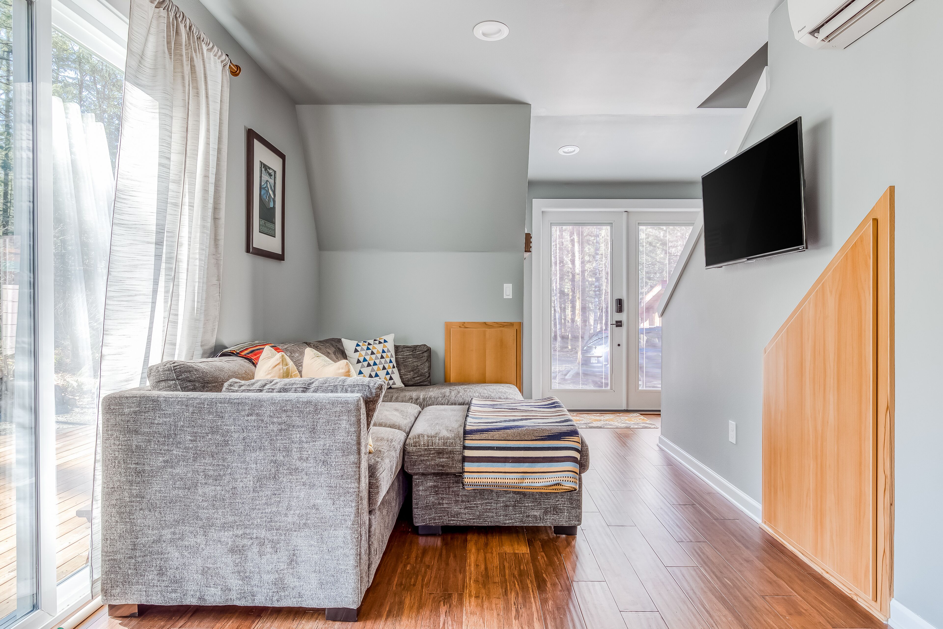 Secluded 2-story cabin w/private hot tub, firepit, gas grill, washer/dryer, deck