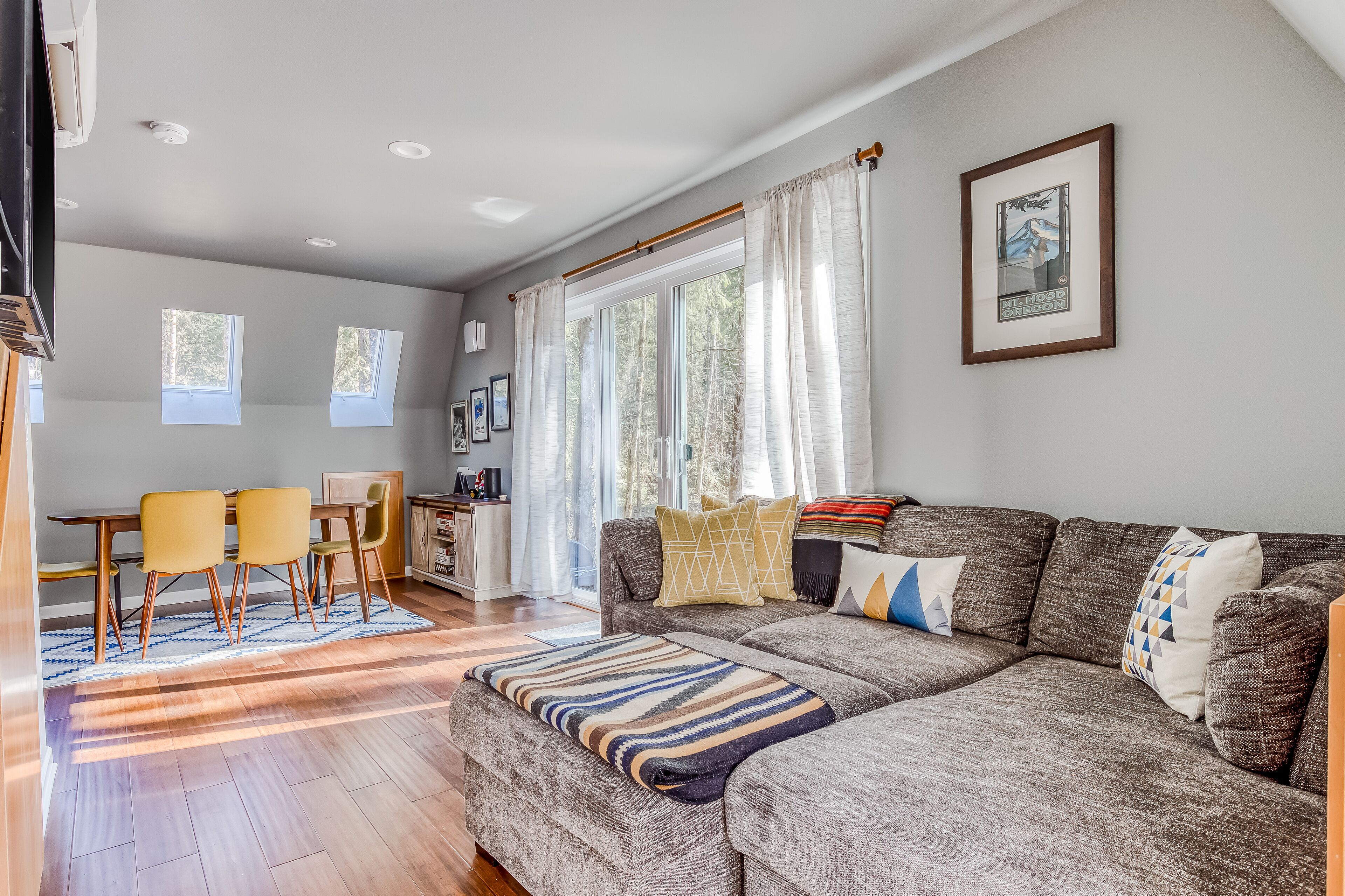 Secluded 2-story cabin w/private hot tub, firepit, gas grill, washer/dryer, deck