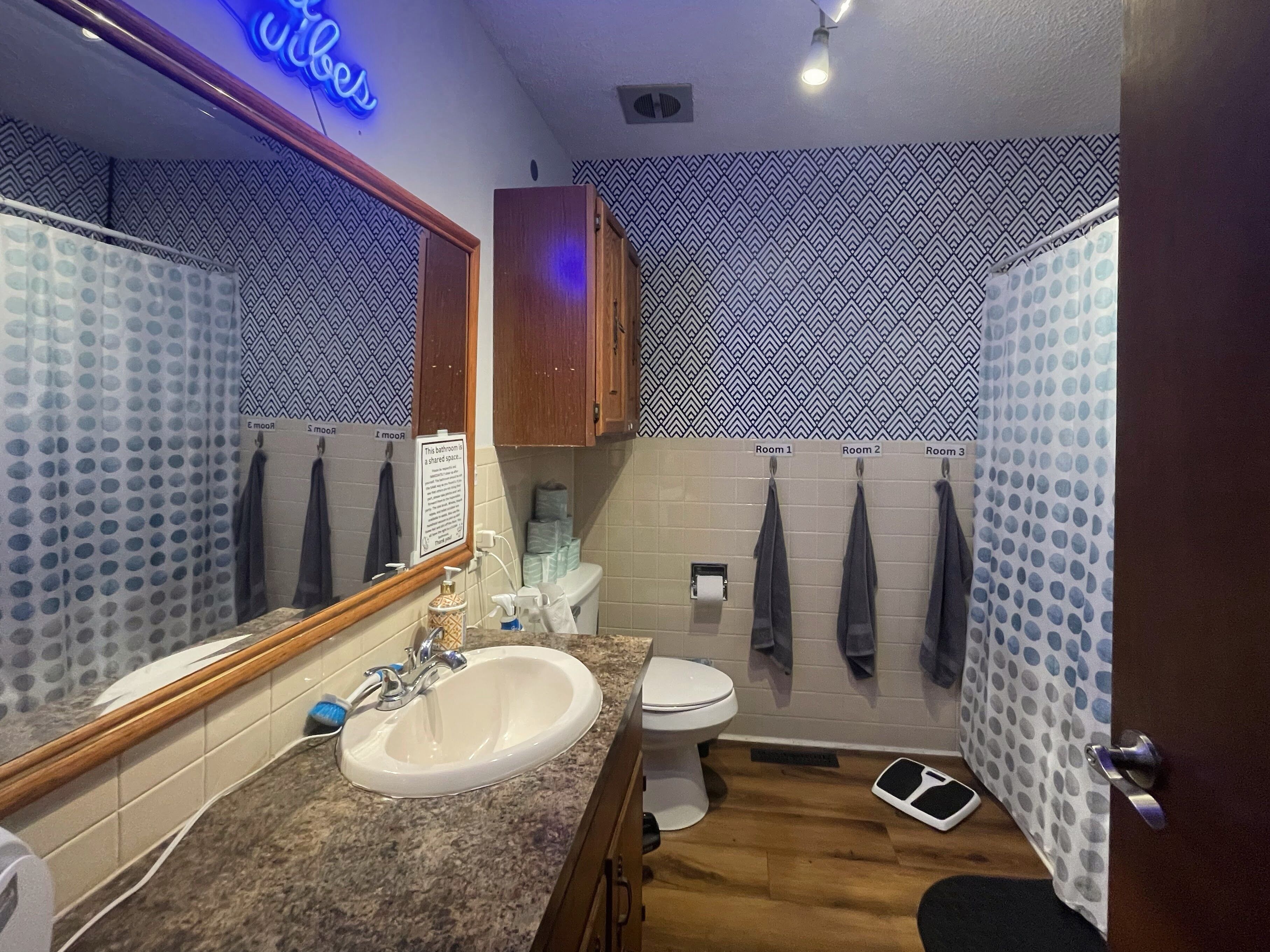 Combined shower/tub, hydromassage showerhead, free toiletries