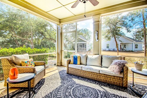 Golf course haven with screened patio, deck, five TVs, AC, and WiFi