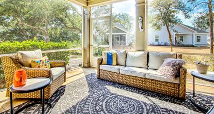 Golf course haven with screened patio, deck, five TVs, AC, and WiFi