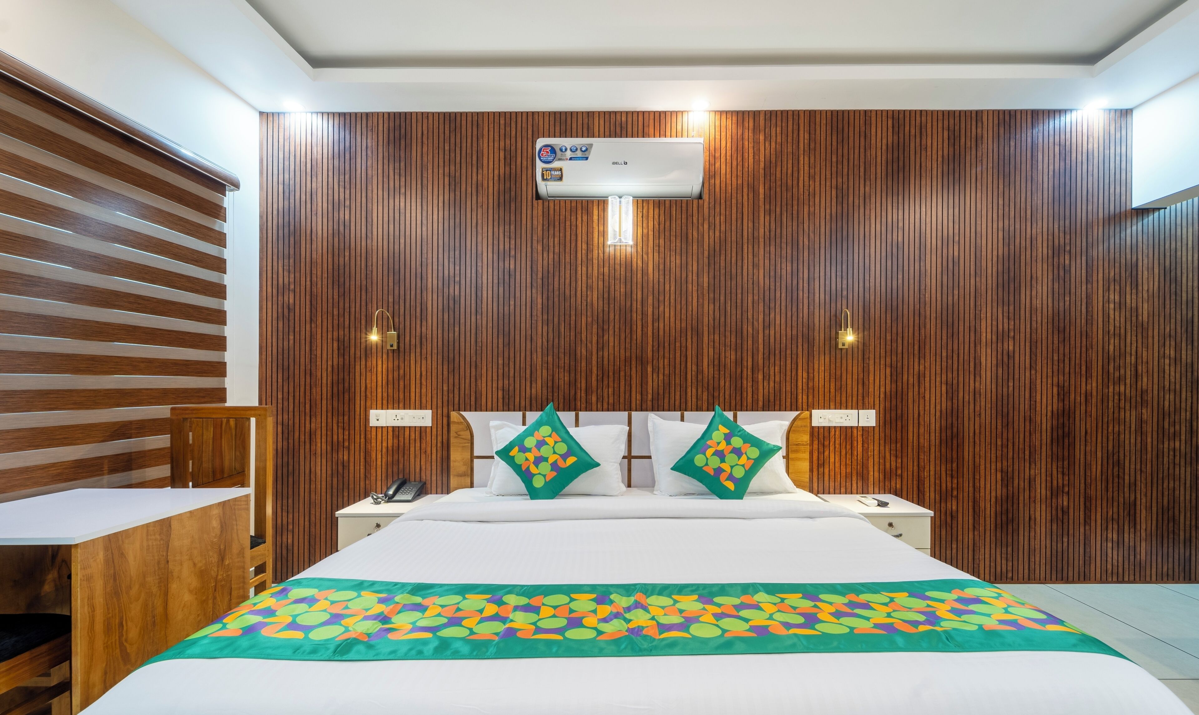 deluxe room | 1 bedroom, desk, iron/ironing board, bed sheets